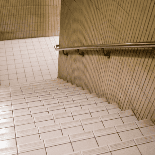 Professionell gereinigtes Treppenhaus in Berlin